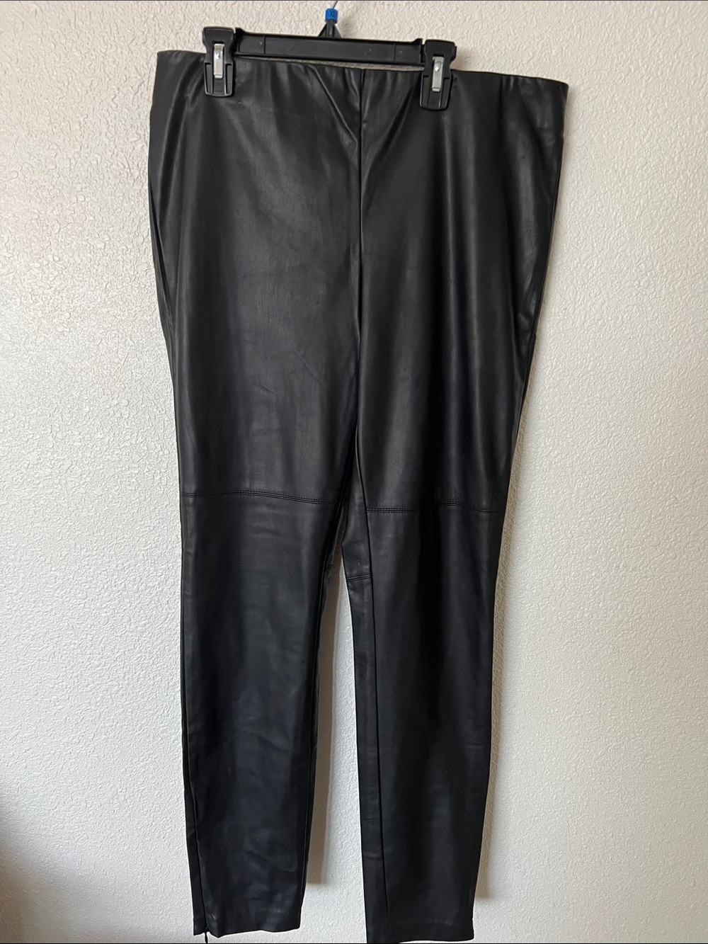 Reitmans Black Faux Leather Womens Tapered Pants with zips up ankles Sz 11